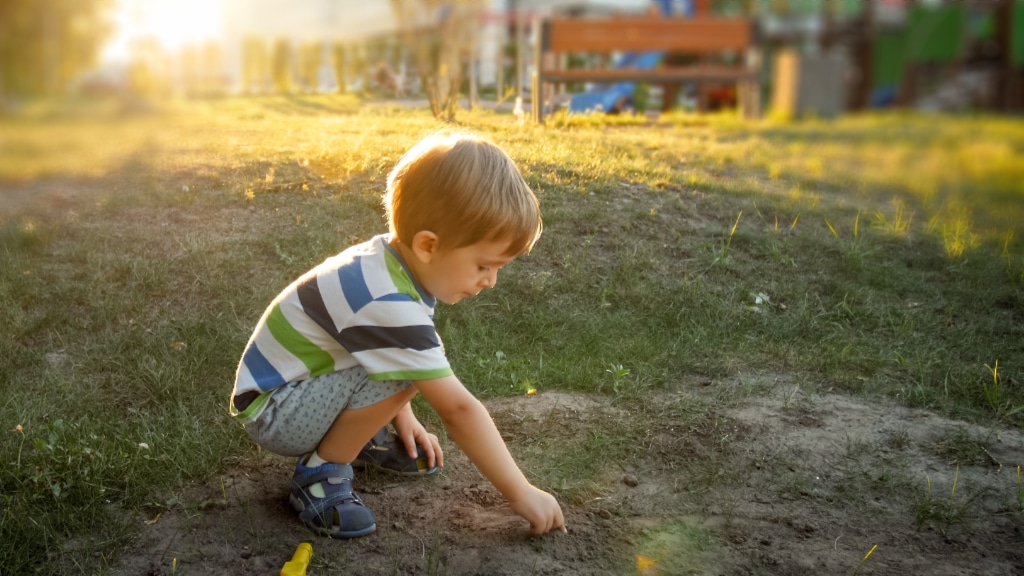 Lapsi leikkii nurmikolla • Hepokullan Lämpö Oy